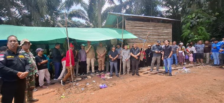 AUDIENSI : Pejabat Pemkab Kotim Oktav Fahlevi bersama anggota DPRD Kotim Parimus saat melakukan audiensi dengan warga yang tengah menuntut plasma, ganti rugi  tanah mereka di lokasi sengketa