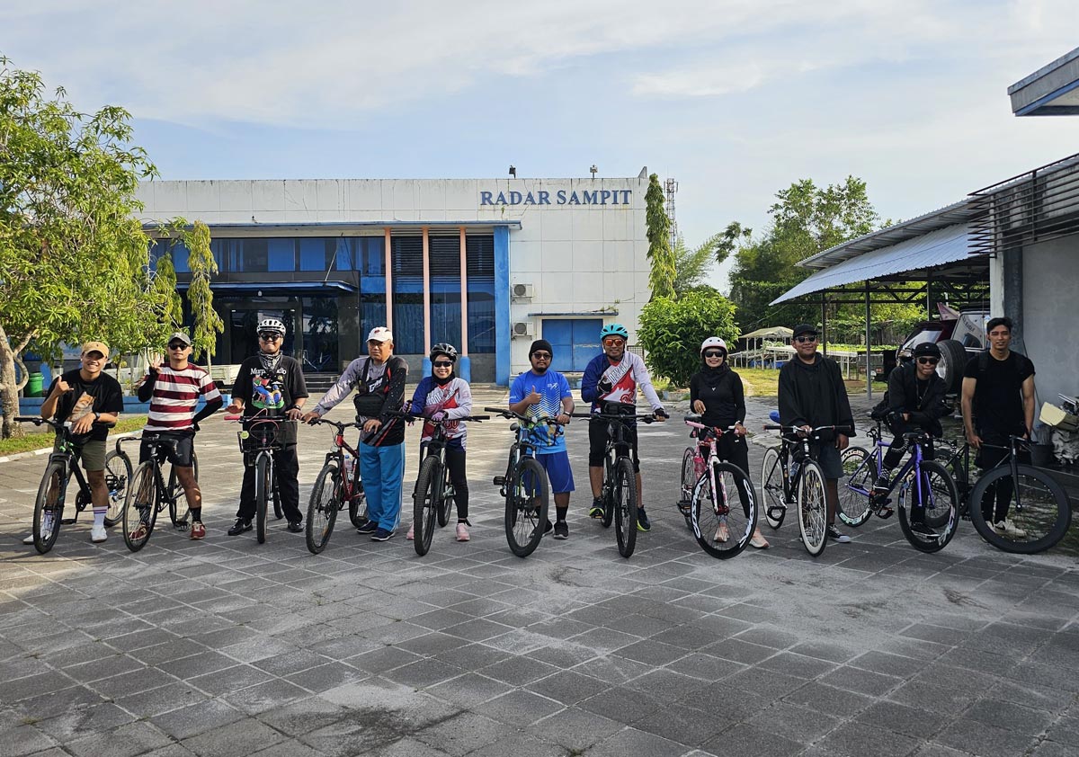 SERU: Radar Sampit bersama sejumlah pencinta gowes menikmati bersepeda bersama, Minggu (21/9).