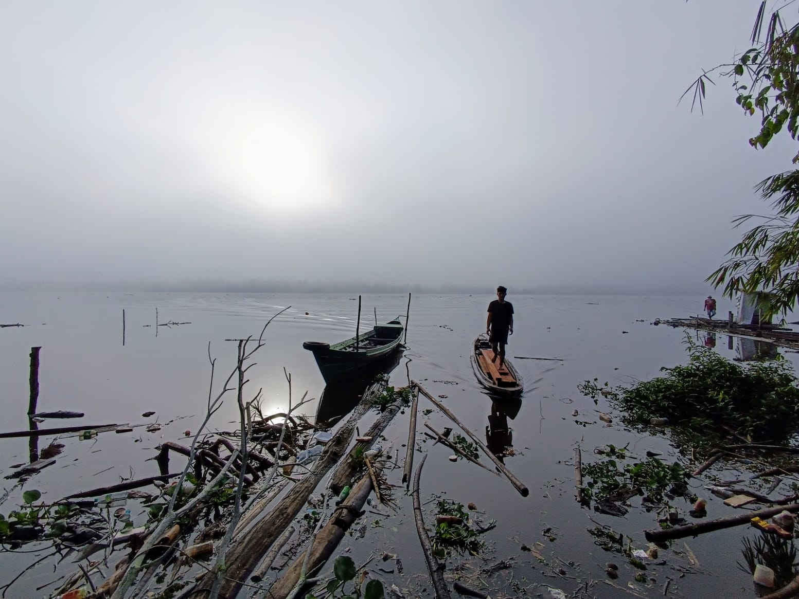 Kabut menyelimuti Sungai Mentaya pagi hari. (Usay Nor Rahmad/Radar Sampit)