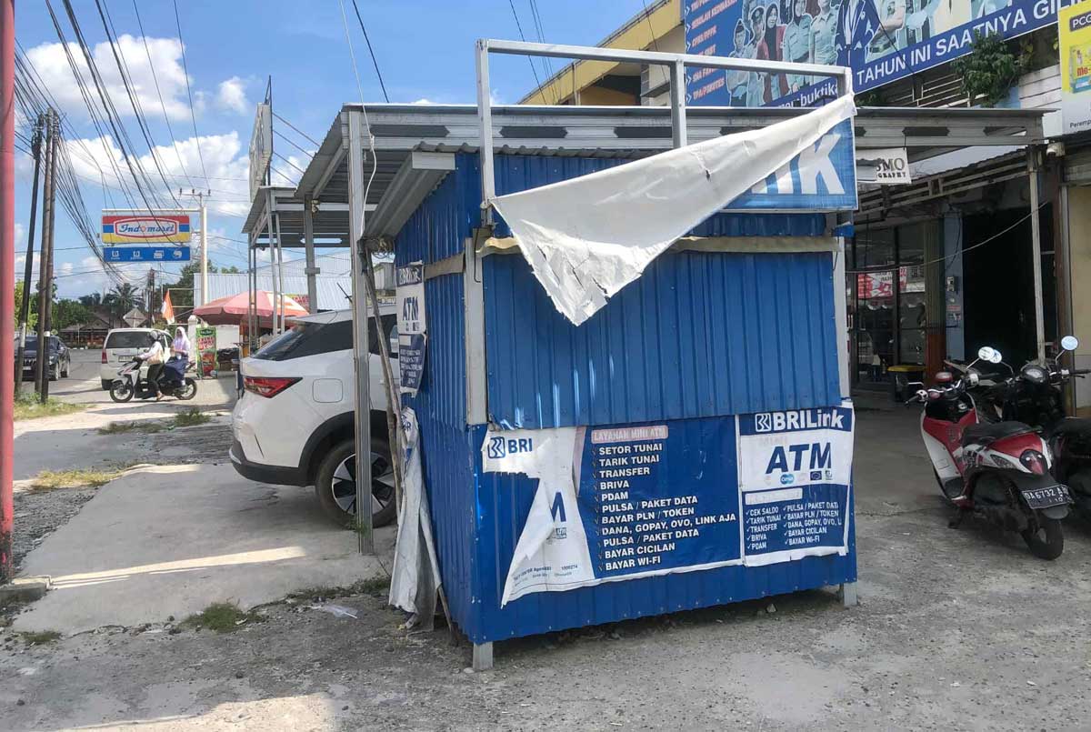 LOKASI KEJAHATAN: Kios agen perbankan yang menjadi sasaran pencurian dengan kekerasan di Jalan Rajawali, Senin (22/9/2025) pagi.
