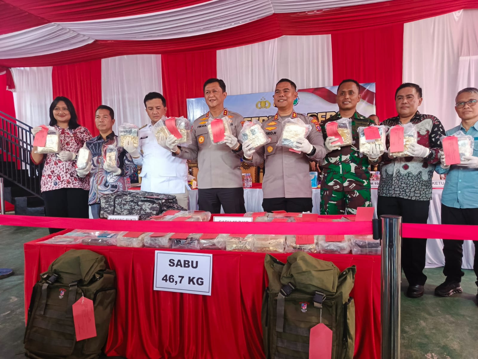 Kapolda Kalimantan Tengah, Irjen Pol. Iwan Kurniawan, memimpin langsung rilis penangkapan narkoba dalam jumlah besar di Polres Lamandau pada Minggu (21/09/2025).