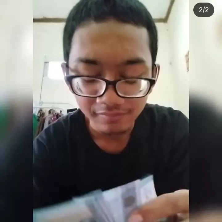 Abi Nuraehan memperlihatkan gajinya sebagai karyawan cuci tray di dapur MBG. (Instagram @folk.hype)