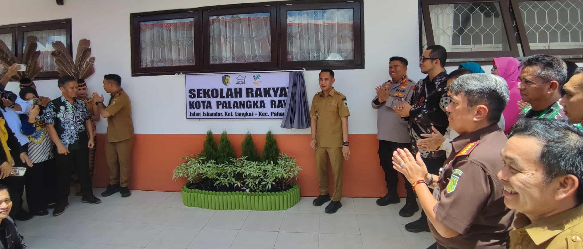DIRESMIKAN : Wali Kota Palangka Raya Fairid Naparin meresmikan Sekolah Rakyat. DODI/RADAR SAMPIT