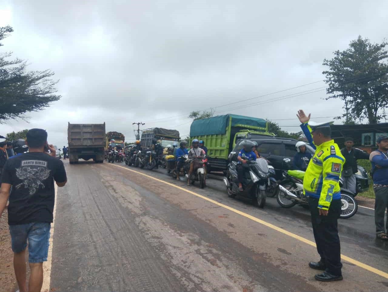 Pengaturan kemacetan lalu lintas di wilayah Kereng Pangi Kabupaten Katingan, lantaran terdapat ruas jalan yang tergerus banjir, Sabtu (20/9).