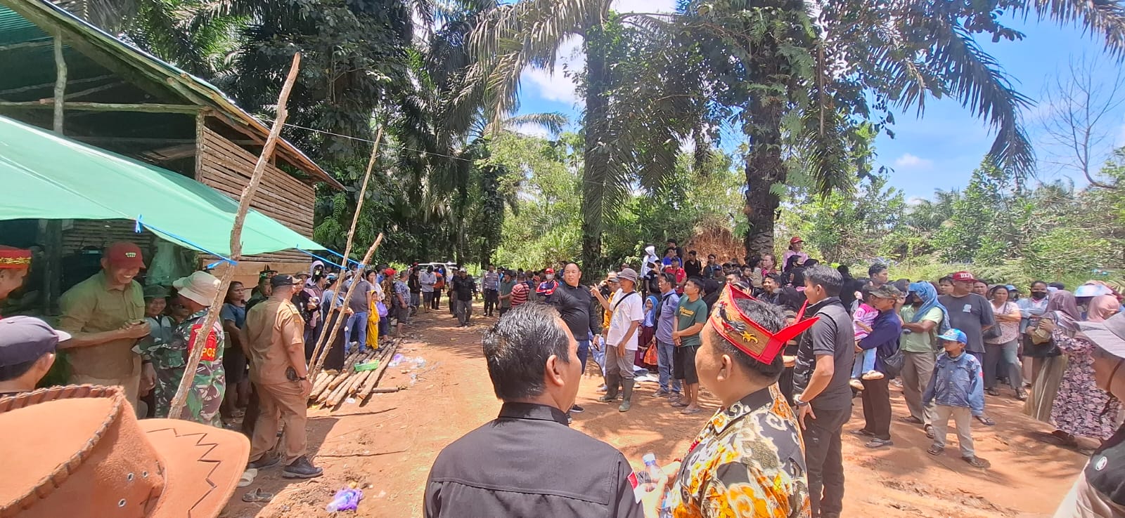 Ratusan warga dari sejumlah desa di Kecamatan Telawang menduduki areal perkebunan milik PT Binasawit Abadi Pratama (BAP) di Desa Sebabi, Kecamatan Telawang, Senin (22/9/2025) (Rado/Radar Sampit)