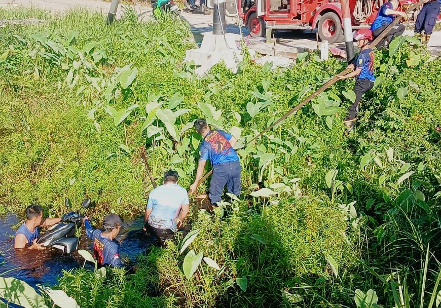 Tim Rescue Damkar Kota Palangka Raya saat evakuasi sepeda motor yang tercebur di ujung Jalan G. Obos, di simpang Jalan Mahir Mahar (Lingkar Luar), Palangka Raya.