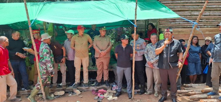 BERTEMU : Anggota DPRD Kotim Parimus bersama tim dari Pemkab Kotim saat bertemu dan berbicara dengan ribuan warga yang menuntut plasma 20 persen dan ganti rugi lahan, Senin (22/9/2025). FOTO:RADO