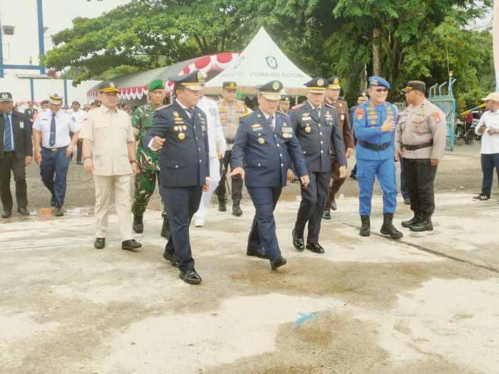 SINERGITAS: Bupati Kotim Halikinnor (tengah) usai memimpin upacara Harhubnas 2025 di dermaga Pelabuhan Sampit, belum lama tadi. YUNI/RADAR SAMPIT