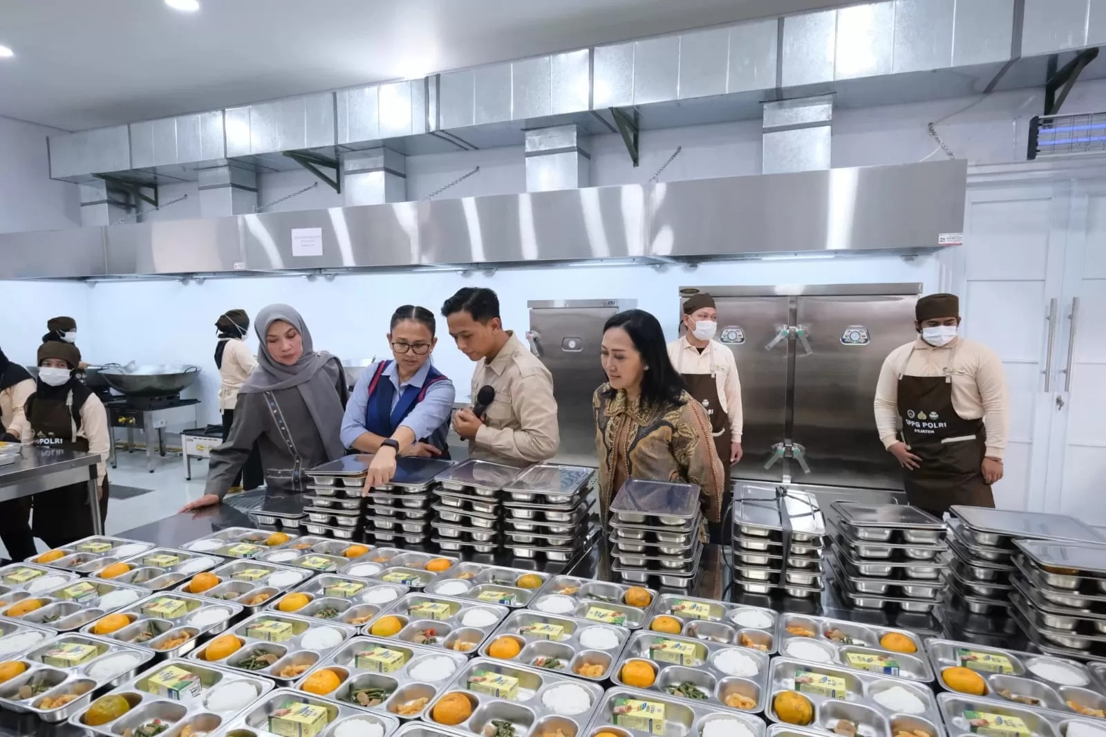 Badan Gizi Nasional saat mengecek salah satu dapur Makan Bergizi Gratis.