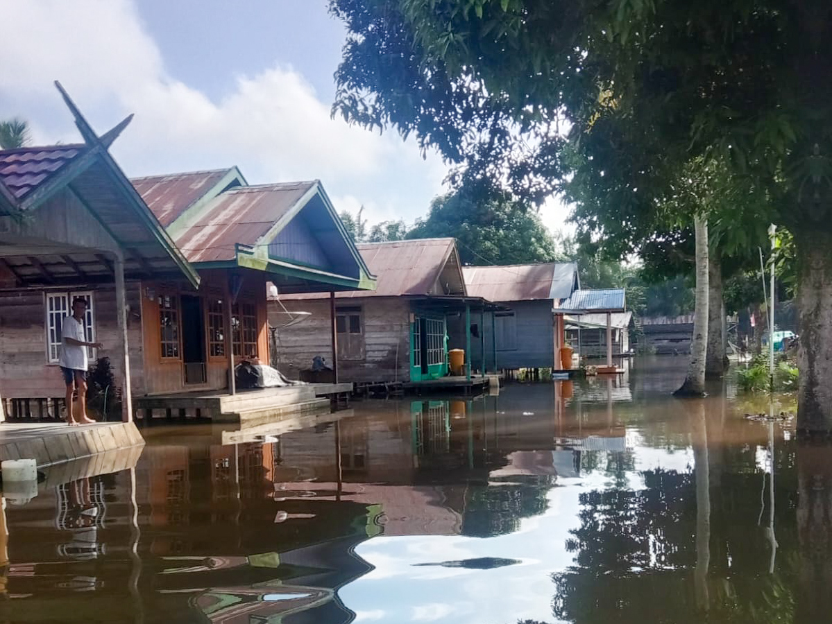 Kondisi banjir di pemukiman Desa Panimpa Raya, Kecamatan Danau Seluluk, Kabupaten Seruyan, Selasa (23/9).