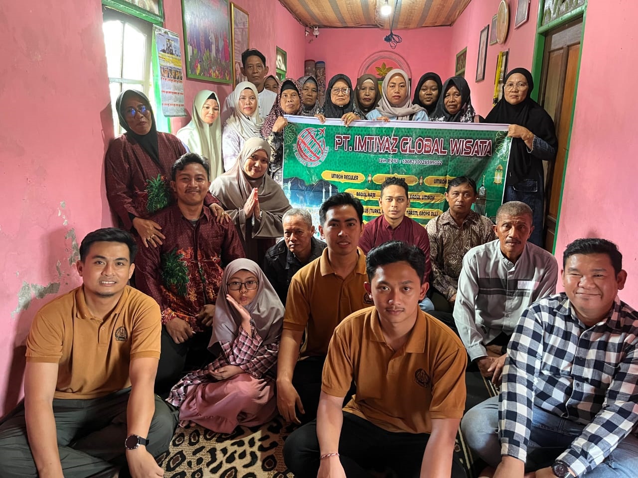 JEMPUT BOLA: Petugas dari Imigrasi Sampit melaksanakan pelayanan Eazy Passport, kepada sejumlah jemaah umrah di Seruyan. Istimewa/Imigrasi Sampit