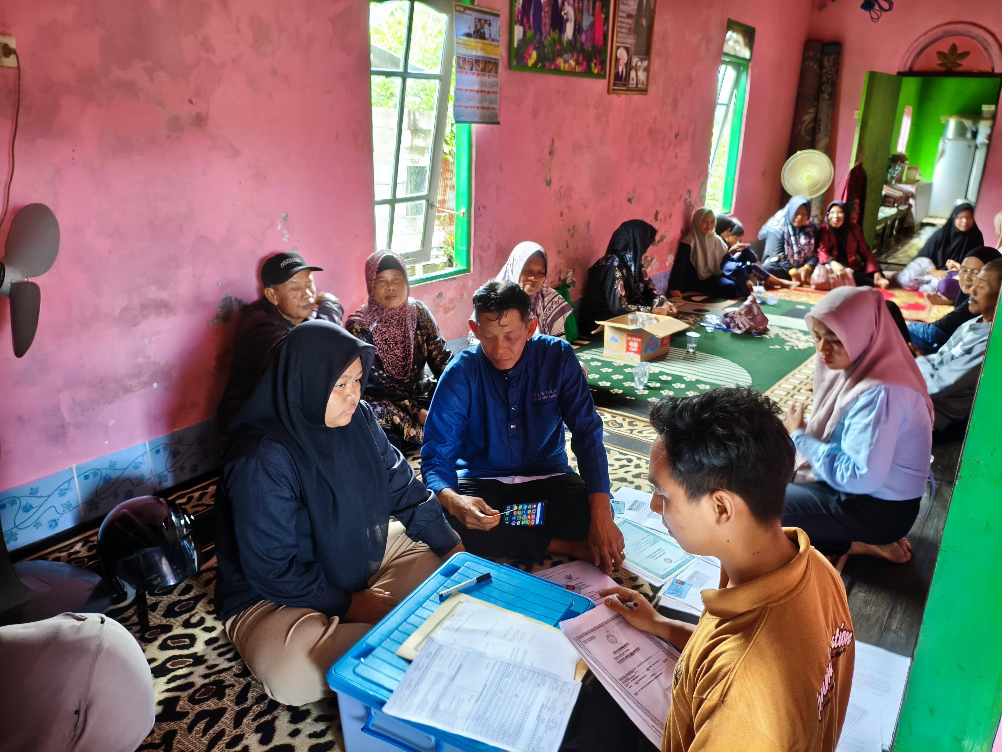 Suasana pelayanan program Eazy Passport kepada sejumlah jemaah umrah di Kabupaten Seruyan.