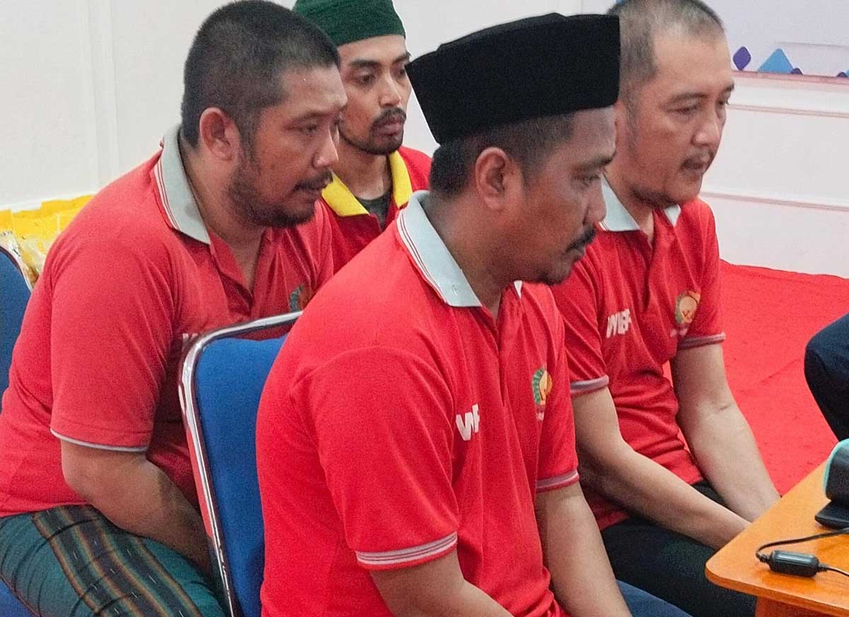 SIDANG: Empat terdakwa kasus sabu 2 kg saat menjalani persidangan di PN Nanga Bulik, Selasa (23/9).