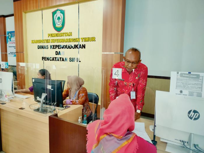 LAYANAN PUBLIK: Pelayanan adminduk di Kantor Disdukcapil Kotim. Dok. YUNI/RADAR SAMPIT
