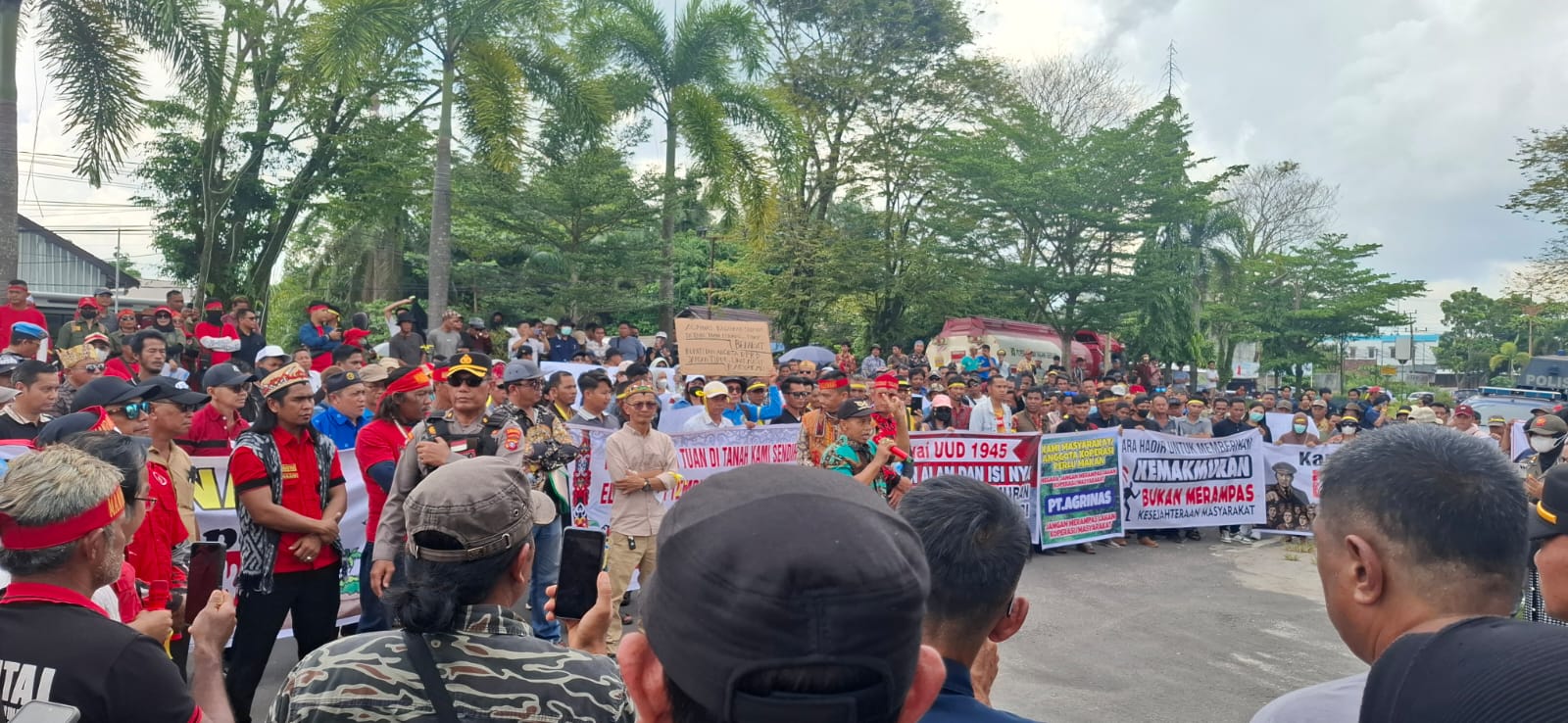 Ratusan anggota koperasi plasma di Kabupaten Kotawaringin Timur, Kalteng menggelar aksi unjuk rasa di depan kantor Bupati Kotim (24/9/2025).