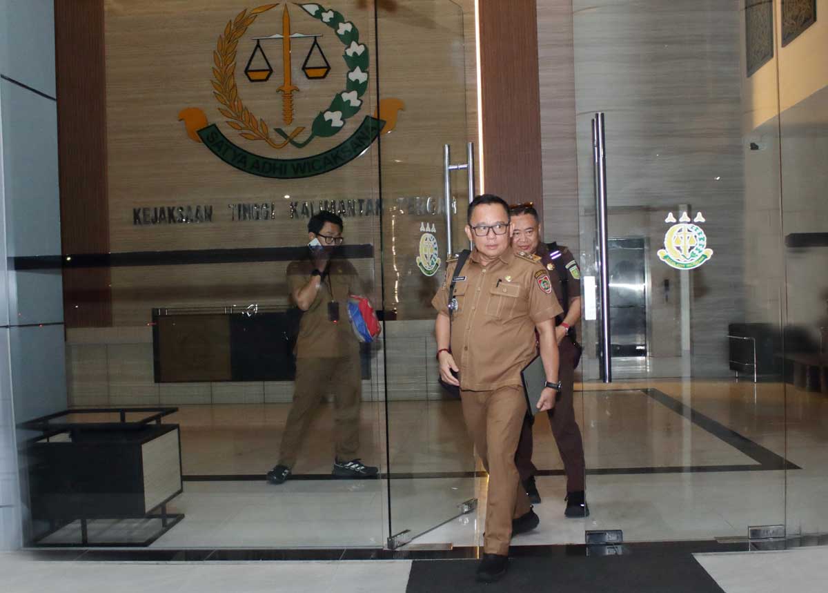 KEMBALI DIPANGGIL: Kadis ESDM Provinsi Kalteng Vent Christway menjalani pemeriksaan di Kejati Kalteng, Senin (22/9).