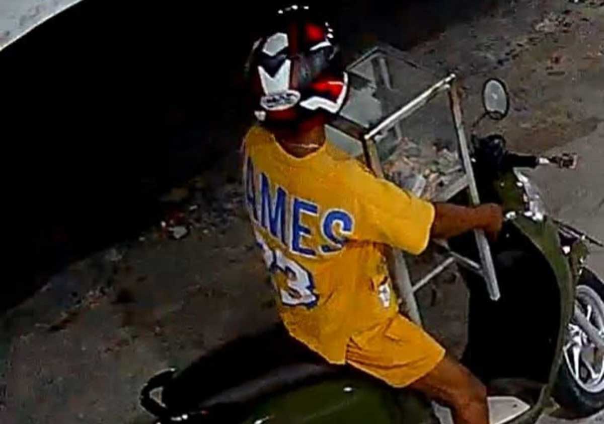NEKAT: Pelaku pencurian kotak amal di Jalan Ahmad Wongso, Pangkalan Bun terekam kamera CCTV, Senin (22/9).