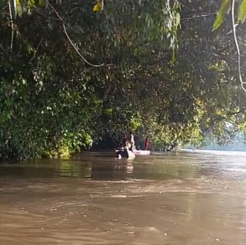 Penyisiran aliran sungai Seruyan di Desa Mojang Baru untuk mencari korban tenggelam, Rabu (24/9).