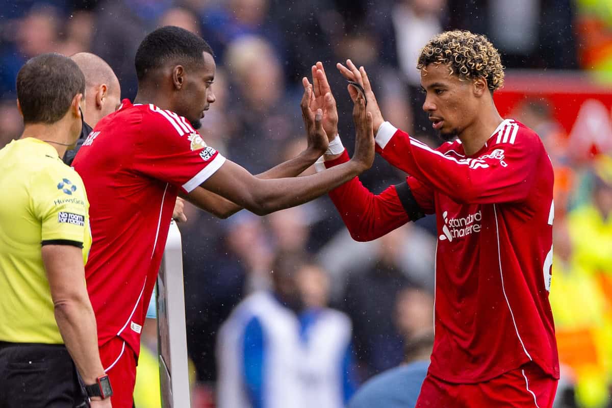 Pemain anyar Liverpool, Alexander Isak dan Hugo Ekitike dalam salah satu laga Premier League musim ini.