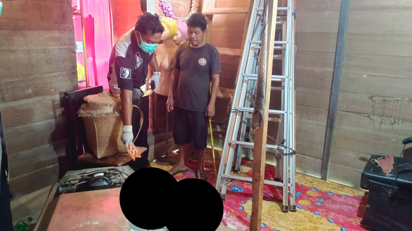 OLAH TKP: Aparat kepolisian saat melakukan olah TKP pembunuhan pemilik salon di Rantau Pulut, Seruyan, Kalteng, Ranu (24/9/2025)