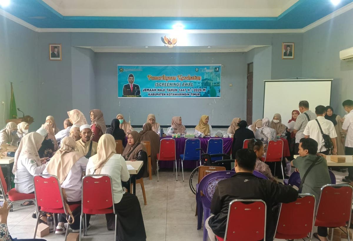PEMERIKSAAN: Pemeriksaan kesehatan awal yang diikuti calon jemaah haji di Aula Kemenag Kotim Jalan Kapten Mulyono, Rabu (24/9).