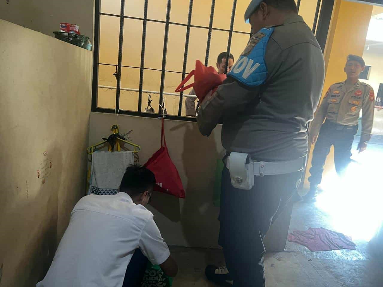 Petugas Satuan Tahanan dan Barang Bukti (Sattahti) Polresta Palangka Raya saat menggelar razia rutin di sel rutan Polresta Palangka Raya, Rabu (24/9).