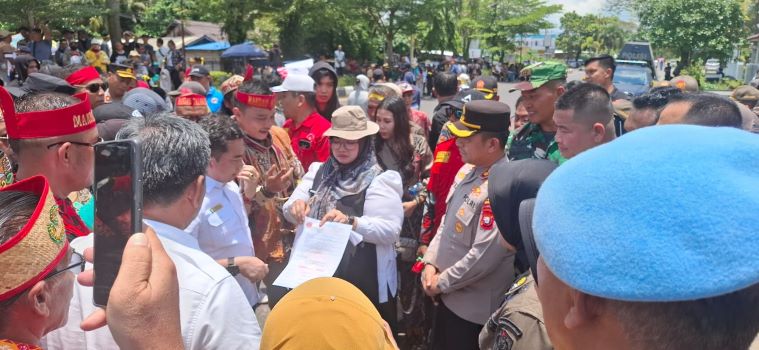 AKSI DAMAI: Ketua DPRD Kotim Rimbun berbaur menemui ratusan warga Kotawaringin Timur yang menggelar aksi damai di depan Kantor Pemkab Kotim terkait polemik pengelolaan kebun sawit sitaan PT. Agrinas