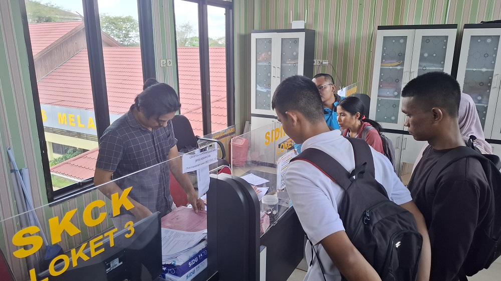 : Puluhan pemohon SKCK saat memadati Mapolres Kotim, Selasa (23/9) siang