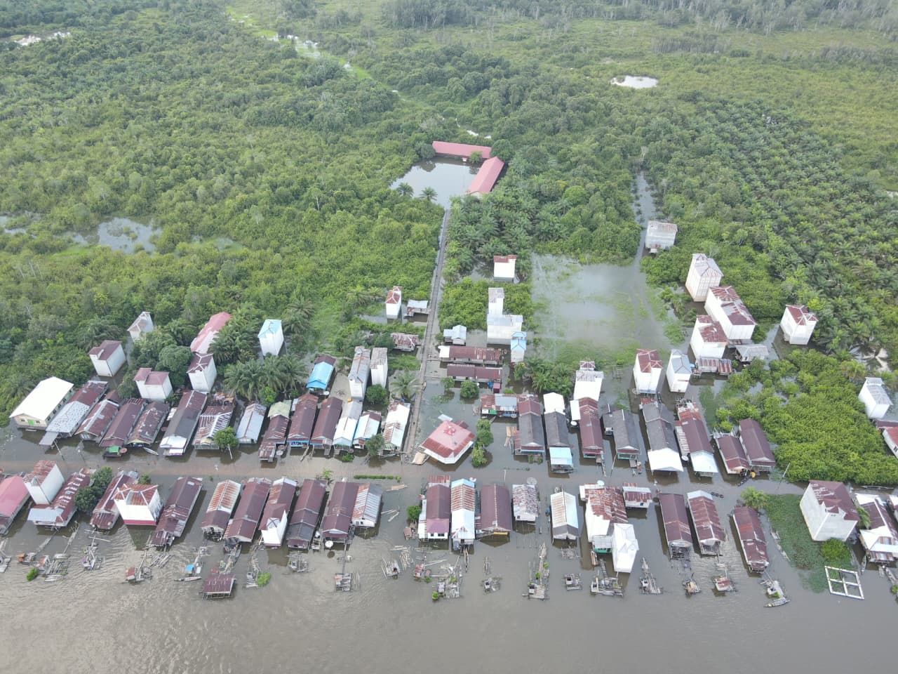 Banjir di Desa Hanjalipan, Kecamatan Kota Besi, direkam dari pesawat tanpa awak. (BPBD Kotim)