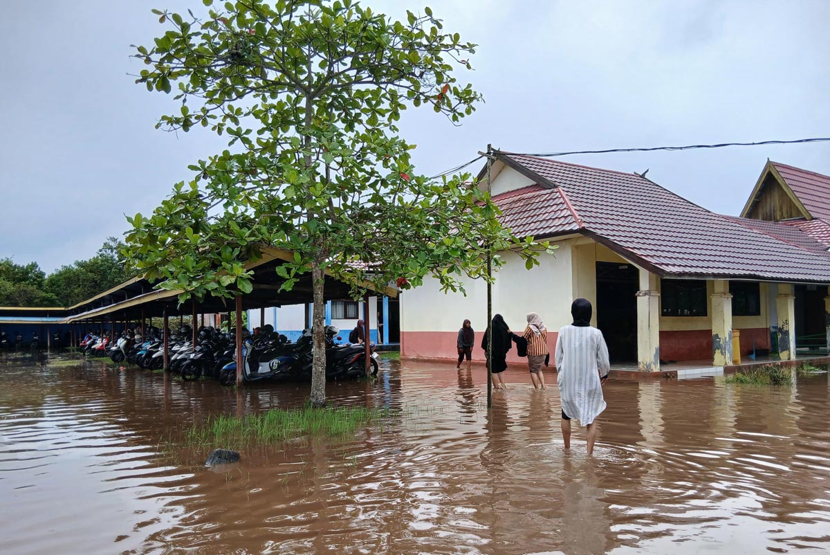BANJIR: Kondisi banjir di SMAN 1 MHS, Selasa (23/9).