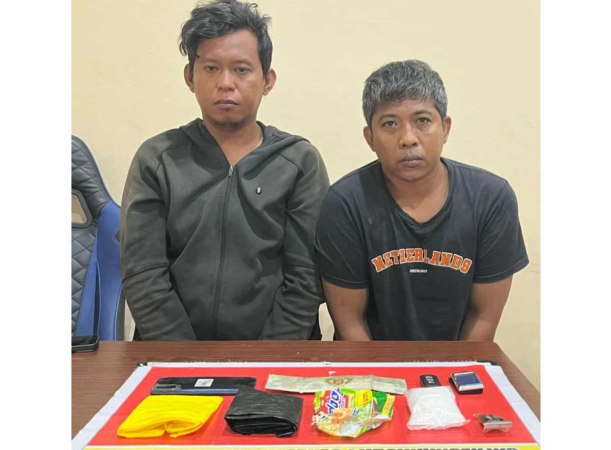 SAHABAT NEKAT: Ahmad Hamdani dan Busriyanto saat diamankan Satresnarkoba Polresta Palangka Raya bersama barang bukti sabu seberat 101,93 gram.