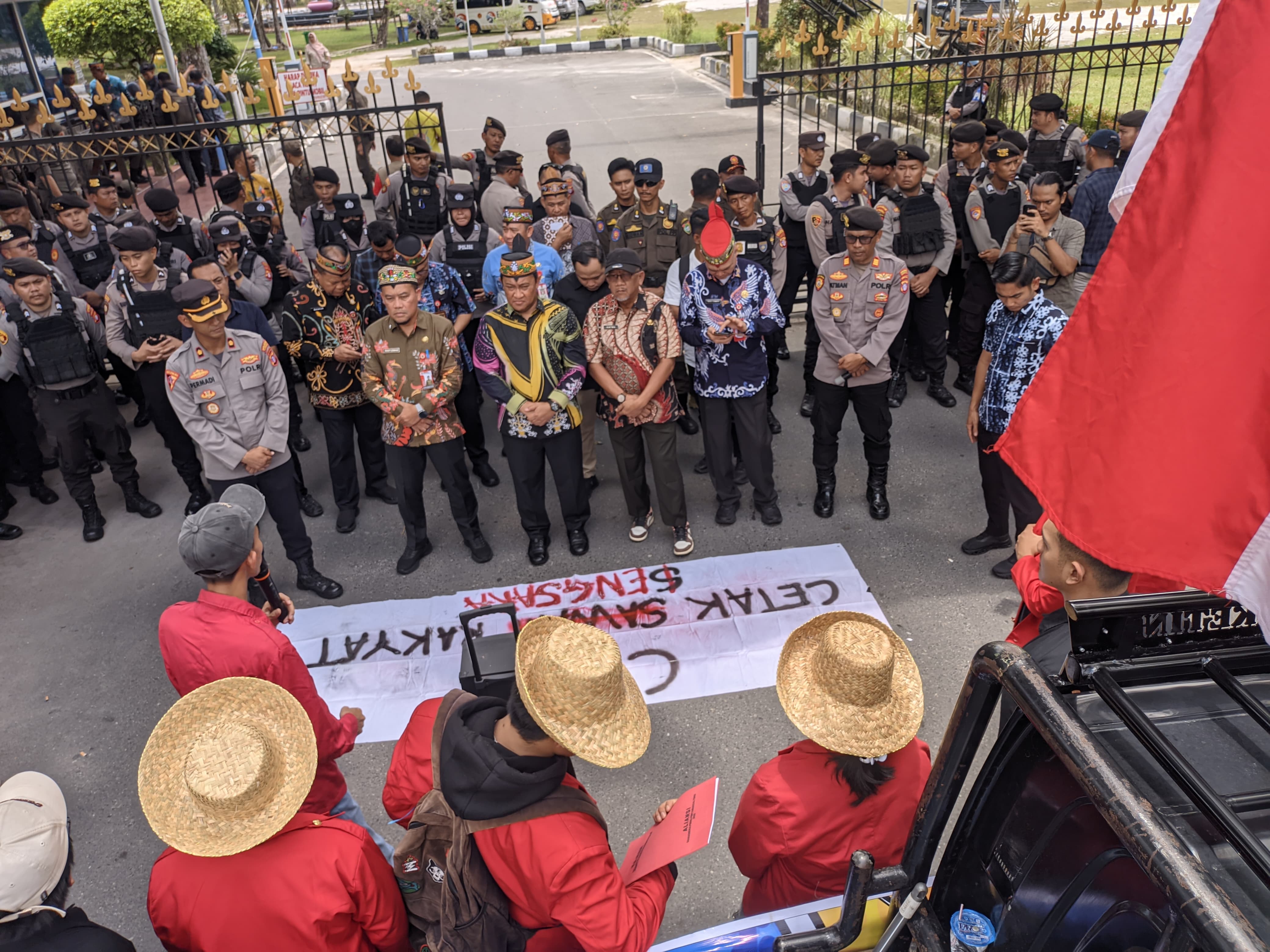 Puluhan mahasiswa dan kelompok tani menggelar aksi demonstrasi di depan Kantor Gubernur Kalimantan Tengah pada peringatan Hari Tani Nasional, Kamis (25/9).