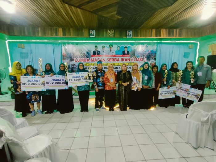 FOTO BERSAMA: Pemenang LMSI Tahun 2025 berfoto bersama pejabat di lingkup Diskan, Ketua TP-PKK Kotim serta para juri, Kamis (25/9/2025). YUNI/RADAR SAMPIT
