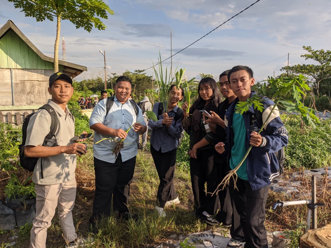 Sejumlah mahasiswa Universitas Palangka Raya (UPR) jurusan Agroteknologi kelas C memilih kebun percontohan milik Tim Penggerak PKK Provinsi Kalimantan Tengah sebagai lokasi praktikum