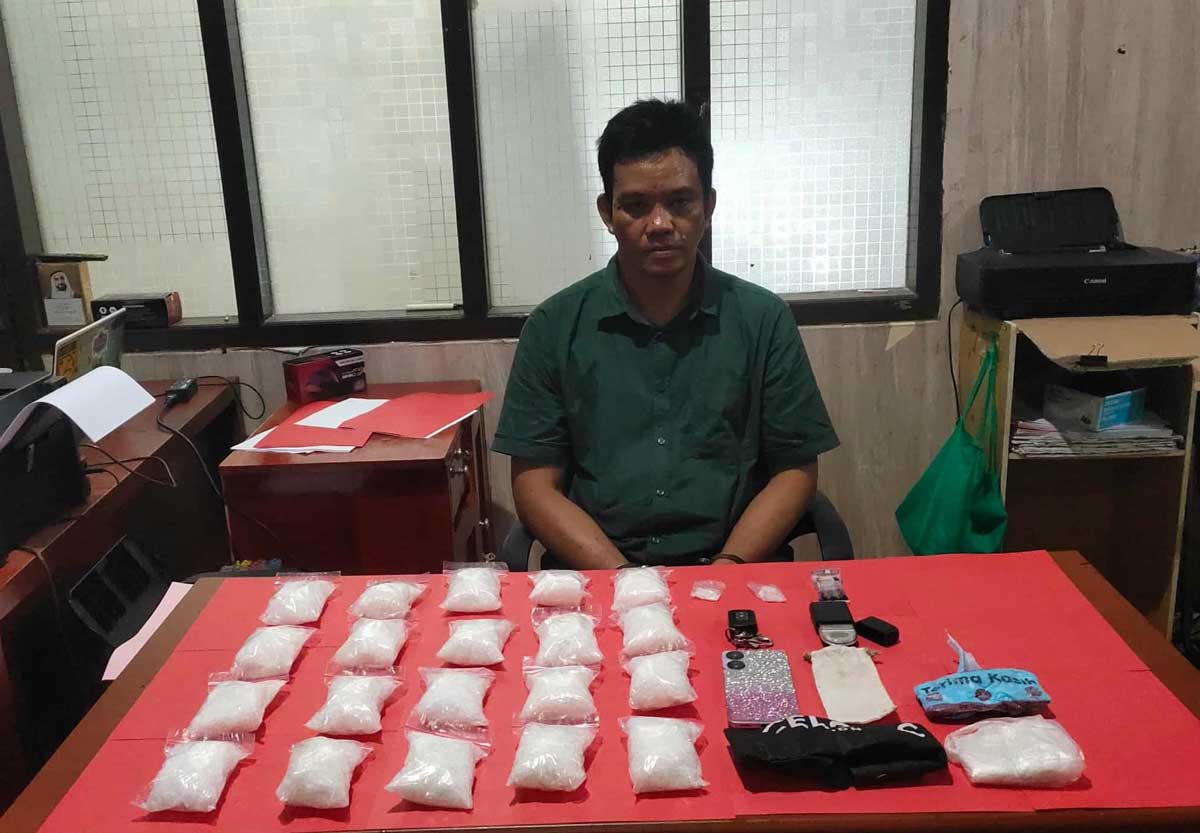 PENGEDAR KAKAP: Terduga pelaku peredaran sabu yang juga peternak ayam AL (46) diringkus bersama barang bukti.