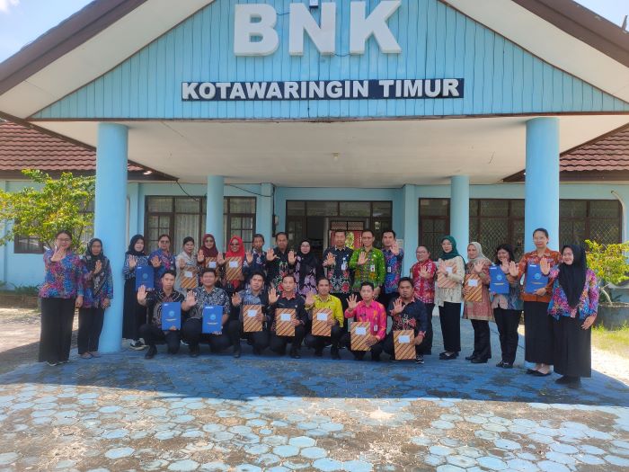 PNS dan tenaga kontrak BNNK berfoto bersama seusai menerima SK. FOTO: YUNI/RADAR SAMPIT