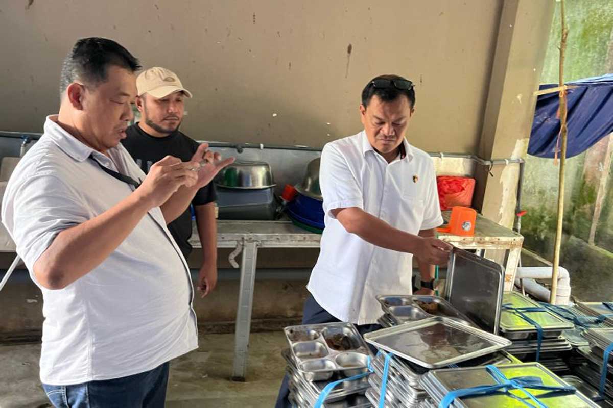 MENINJAU: Tim Bareskrim Polri meninjau dapur Satuan Pelayanan Pemenuhan Gizi (SPPG) di Kabupaten Banggai Kepulauan, Sulawesi Tengah, Rabu (24/9/2025).