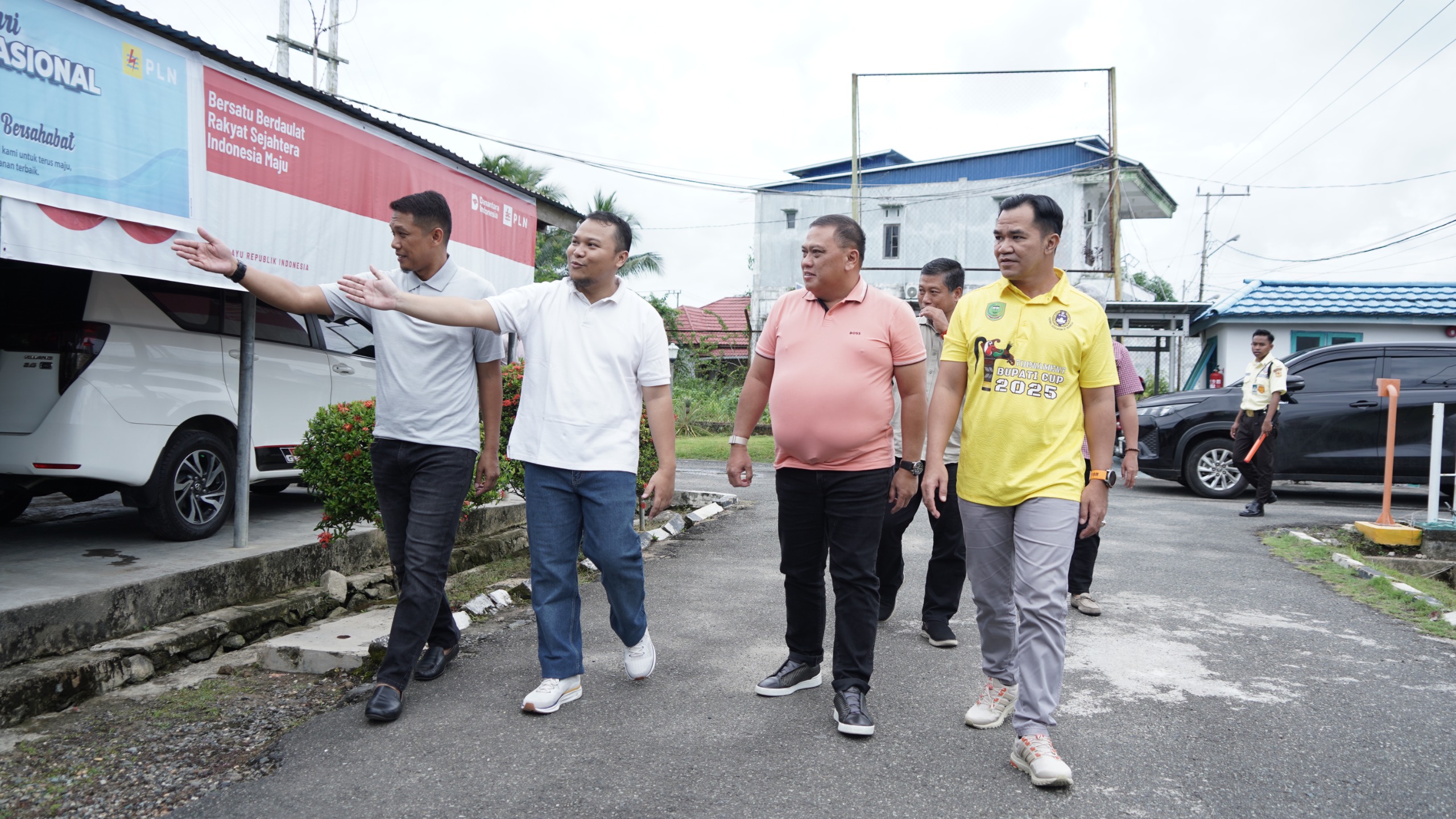 General Manager PLN UID Kalimantan Selatan dan Kalimantan Tengah (Kalselteng) Iwan Soelistijono saat menerima kunjungan Bupati Pulang Pisau H. Ahmad Rifa&rsquo;i.
