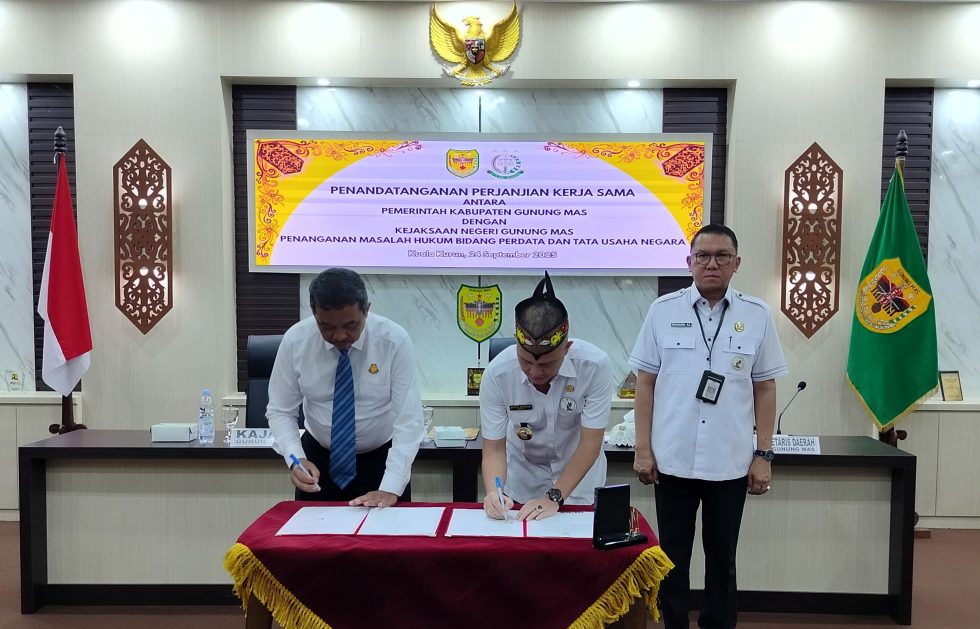 Bupati Gumas Jaya Samaya Monong bersama Kajari Sugito menandatangani perjanjian kerjasama tentang penanganan hukum di ruang rapat lantai 1 kantor bupati setempat, Rabu (24/9) sore.