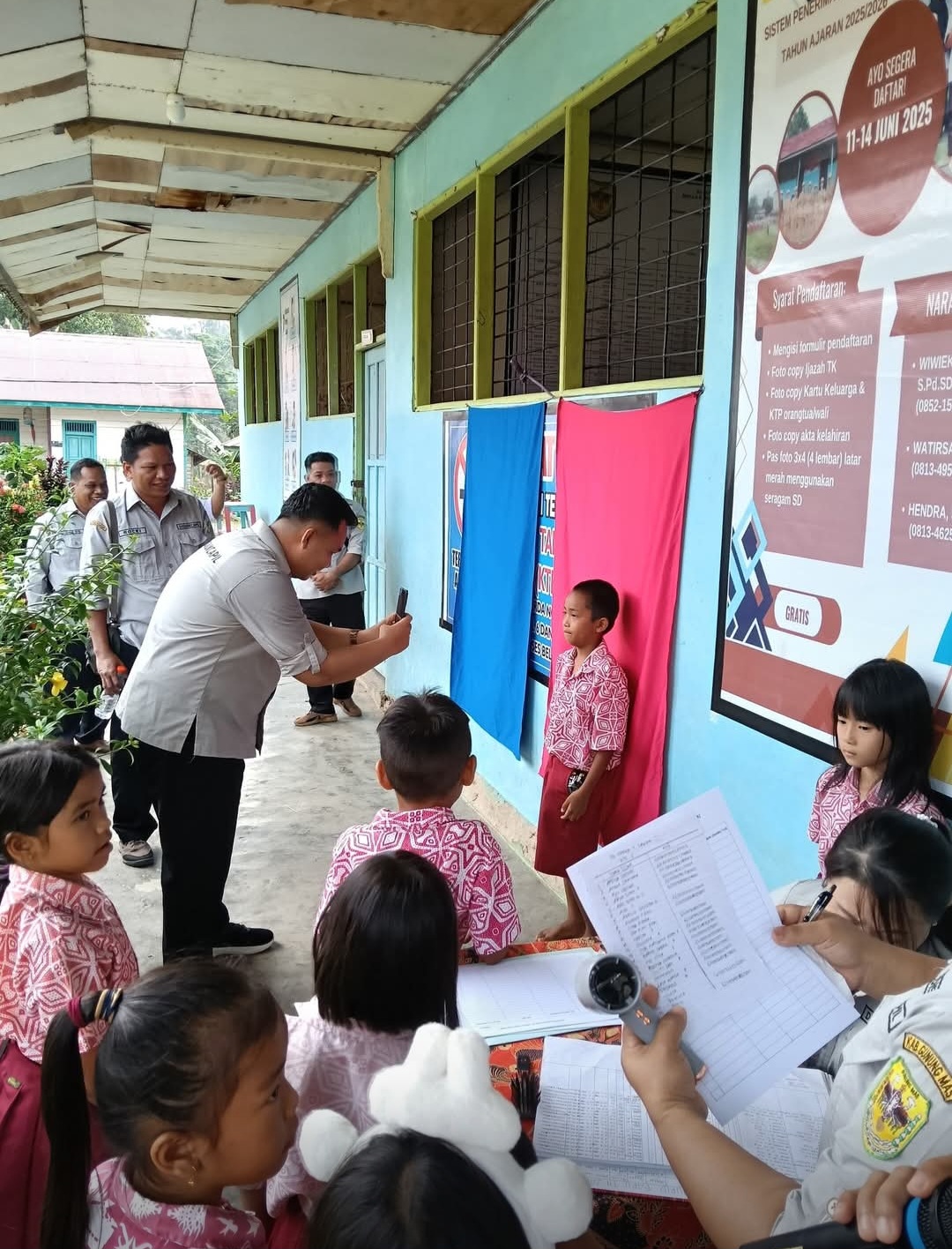 Petugas disdukcapil ketika melakukan layanan kepengurusan KIA bagi murid SDN Teluk Lawah, belum lama ini.
