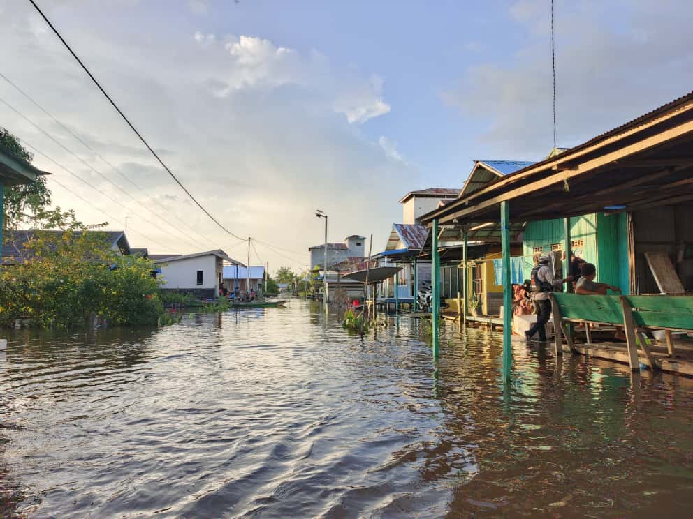 BANJIR HANJALIPAN: Genangan banjir tak kunjung surut karena desa tersebut berada di bantaran Sungai Mentaya, tepat di pertemuan Sungai Mentaya dan Sungai Tualan.