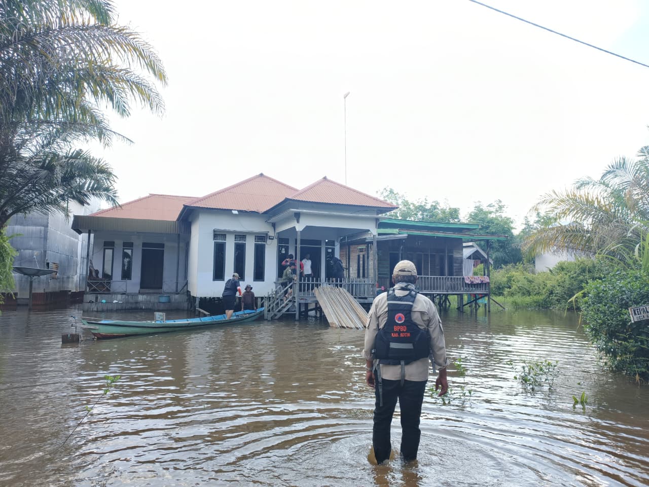 Kepala Pelaksana BPBD Kotim Multazam saat memantau banjir di Desa Hanjalipan, Kecamatan Kota Besi. Sebagian rumah terendam namun sebagian rumah panggung masih aman.