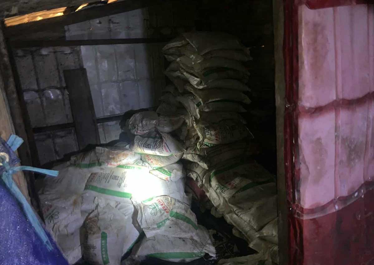 BARANG BUKTI: Ratusan karung pupuk yang diduga digelapkan tiga karyawan perusahaan di Palangka Raya.