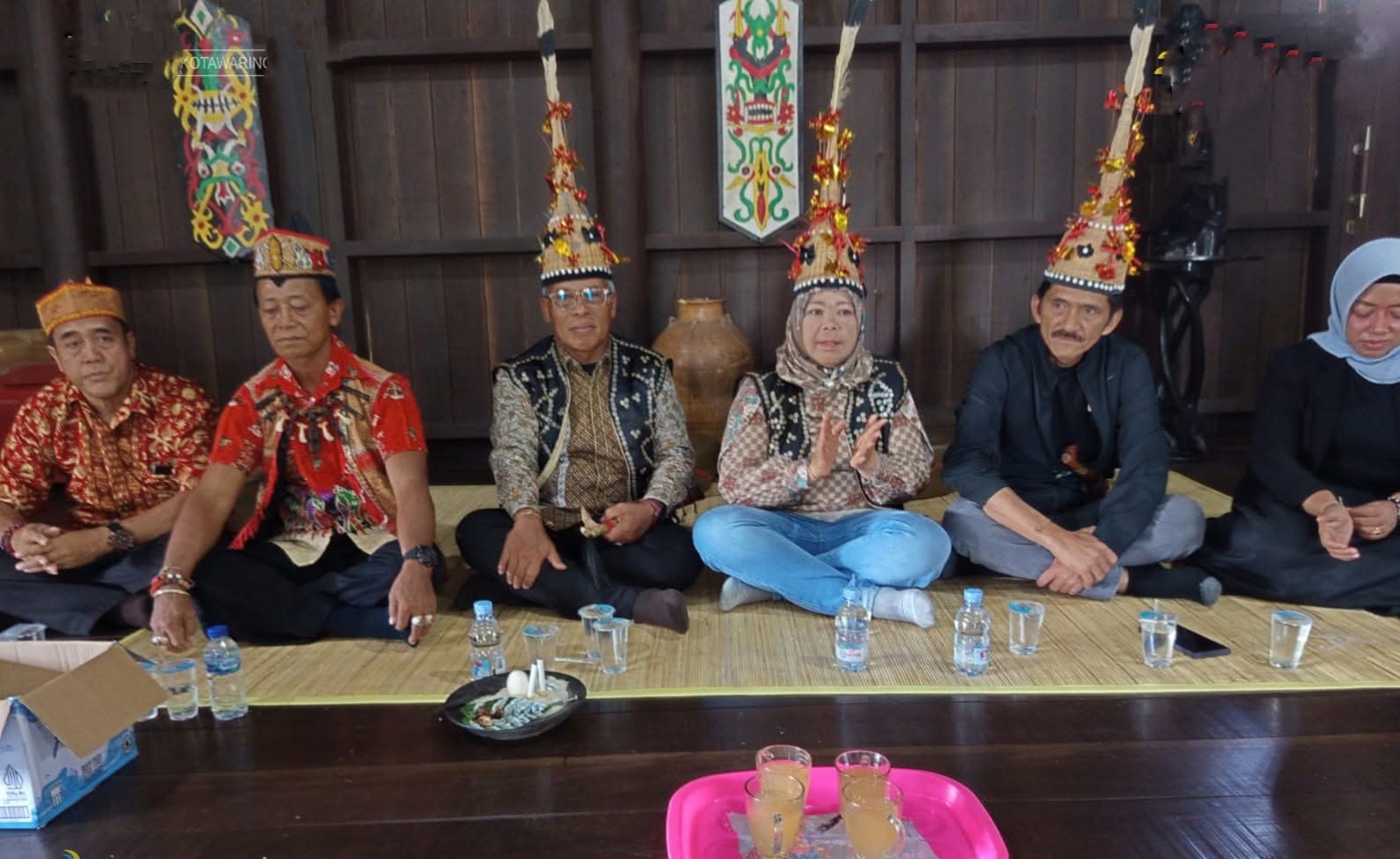 Ketua DPRD Kobar Mulyadin (baju hitam) bersama Bupati dan Wakil Bupati Kobar saat acara adat Polas Mantir di Rumah Betang Pasir Panjang pekan lalu.