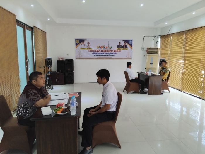WAWANCARA : Para guru di Gunung Mas mengikuti tes wawancara pada kegiatan seleksi bakal calon kepala sekolah, Kamis (25/9/2025). FOTO : ARHAM SAID/RADAR SAMPIT