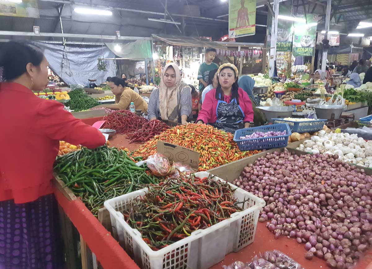 RELATIF STABIL: Aktivitas pedagang di Pasar Al Kamal Sampit, Jumat (26/9).