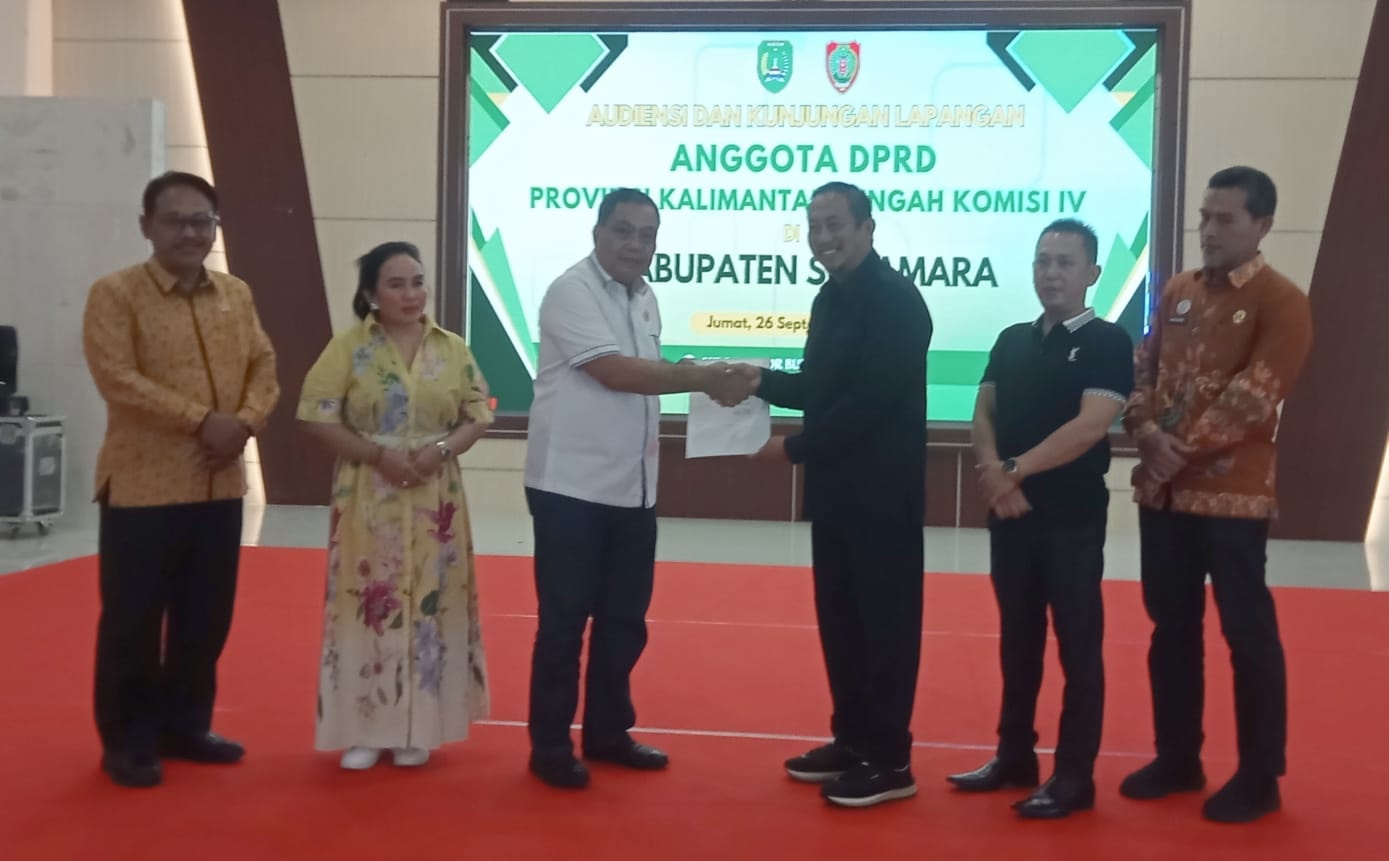 Bupati Sukamara Masduki,  saat menyerahkan daftar usulan prioritas pembangunan kepada Ketua Komisi IV DPRD Kalteng, Lohing Simon ketika kunjungan ke Kabupaten Sukamara.