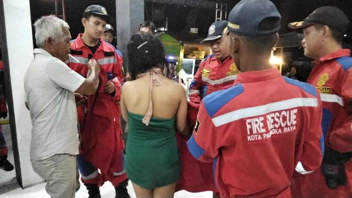 EVAKUASI : Tim Rescue Damkar Palangka Raya mengevakuasi perempuan bernama Vina, orang dengan gangguan jiwa (ODGJ) di depan Alfamart G Obos XX, Palangka Raya. FOTO: DAMKAR KOTA PALANGKA/RADAR SAMPIT