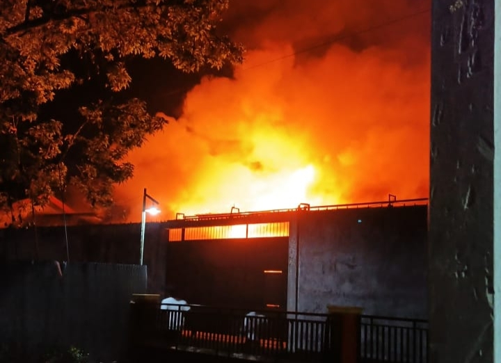 Kebakaran di Jalan Malijo, RT 13, Kelurahan Madurejo, Kecamatan Arsel, Kabupaten Kotawaringin Barat, Kamis (26/9) pukul 21.25 WIB malam.