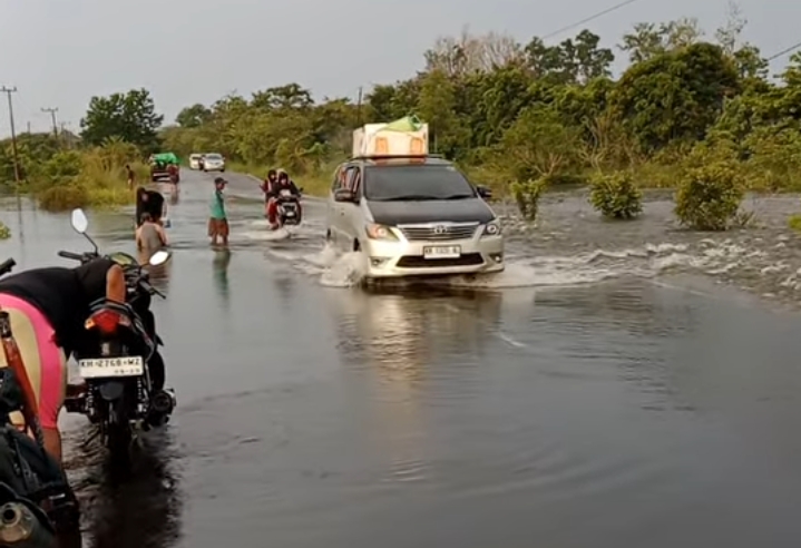 Air luapan Sungai Lamandau yang merendam Jalan Ahmad Shaleh, kilometer 28, Kecamatan Kotawaringin Lama, Kabupaten Kotawaringin Barat, Jumat (26/9).